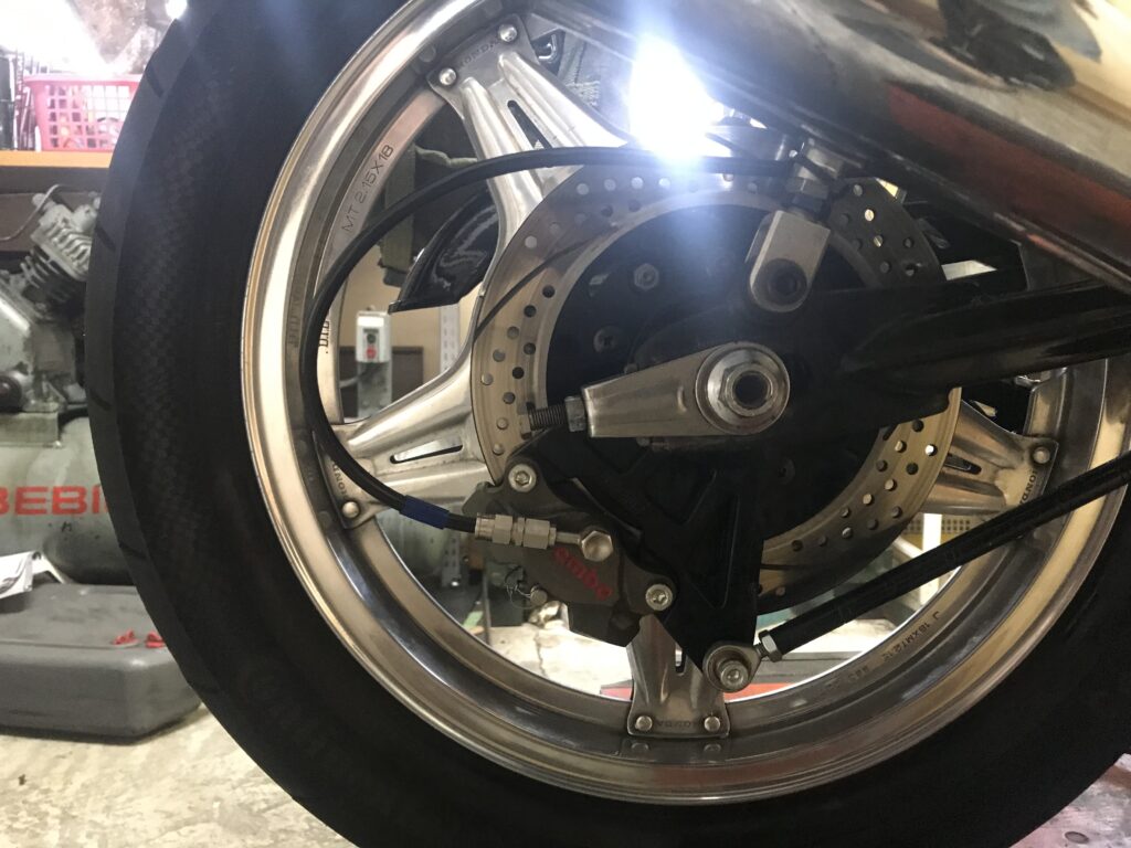 HONDACBX1000 - Brake hose routing on the rear wheel side
