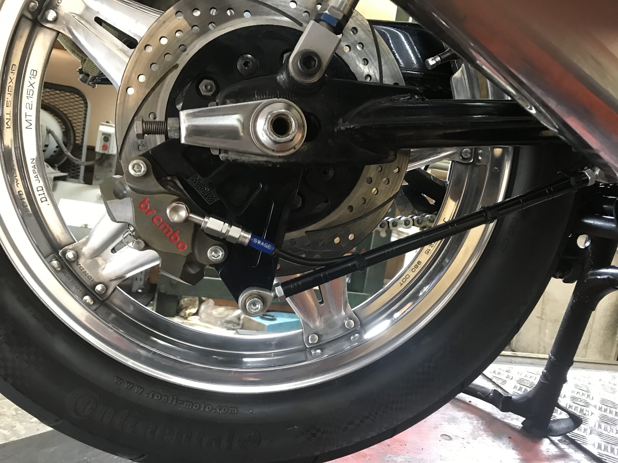 HONDACBX1000 - Route to torque rod
