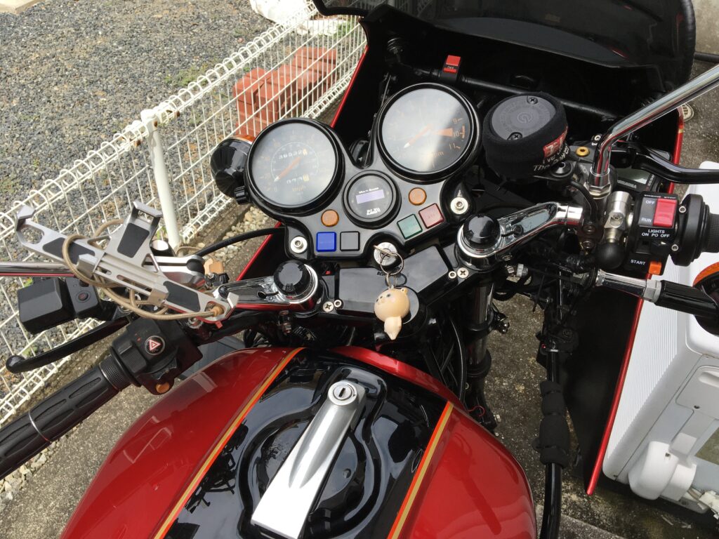 Turn the handlebar of the CBX1000 to the maximum left limit