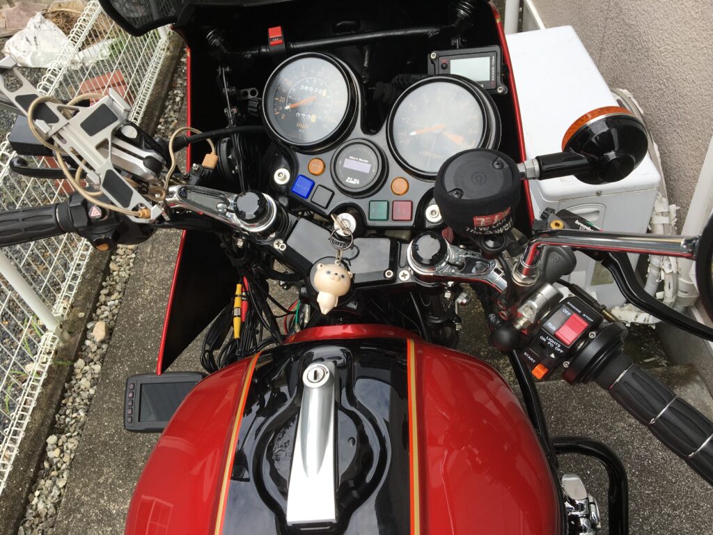 Turn the handlebar of the CBX1000 to the maximum right limit